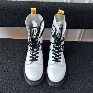 Dr Martens 1490 Sex Pistols Backhand 10-Eye white and Black Boots